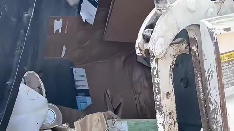 Recycling and trash thrown in same truck to same landfill in Tiburon, CA