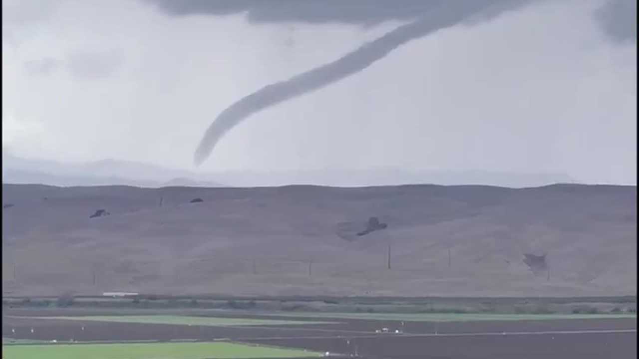 🚨 Spectacular TORNADO touches down in rural area of central California.