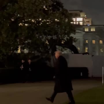 Ông Trump về đến nhà lúc 11 giờ đêm qua sau một cuộc mít tinh ở Pennsylvania.