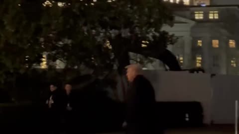 Ông Trump về đến nhà lúc 11 giờ đêm qua sau một cuộc mít tinh ở Pennsylvania.