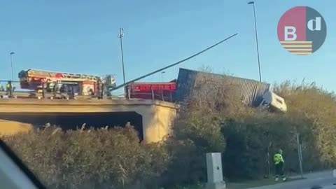 Los Bomberos excarcelan a un camionero que ha volcado en la Ronda Litoral