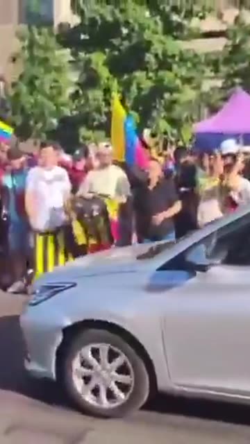 🚨 INCREDIBLE: THOUSANDS of people are in the streets of Venezuela celebrating