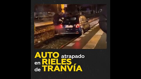 Pequeño auto queda atrapado en los rieles de un tranvía en Berlín