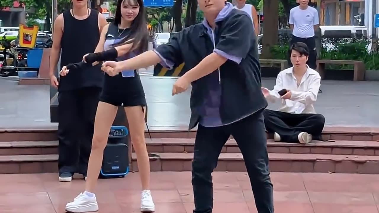 Amazing Dance Moves! 🔥 Retro Breakdance & Popping