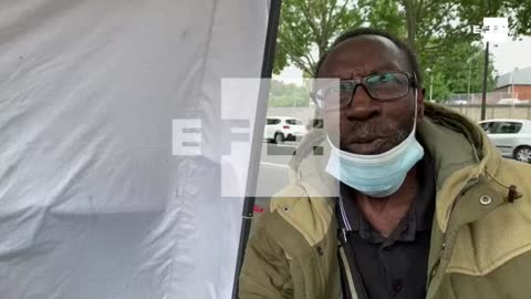 Francia "vacuna" a los inmigrantes ilegales contra la COVID 19