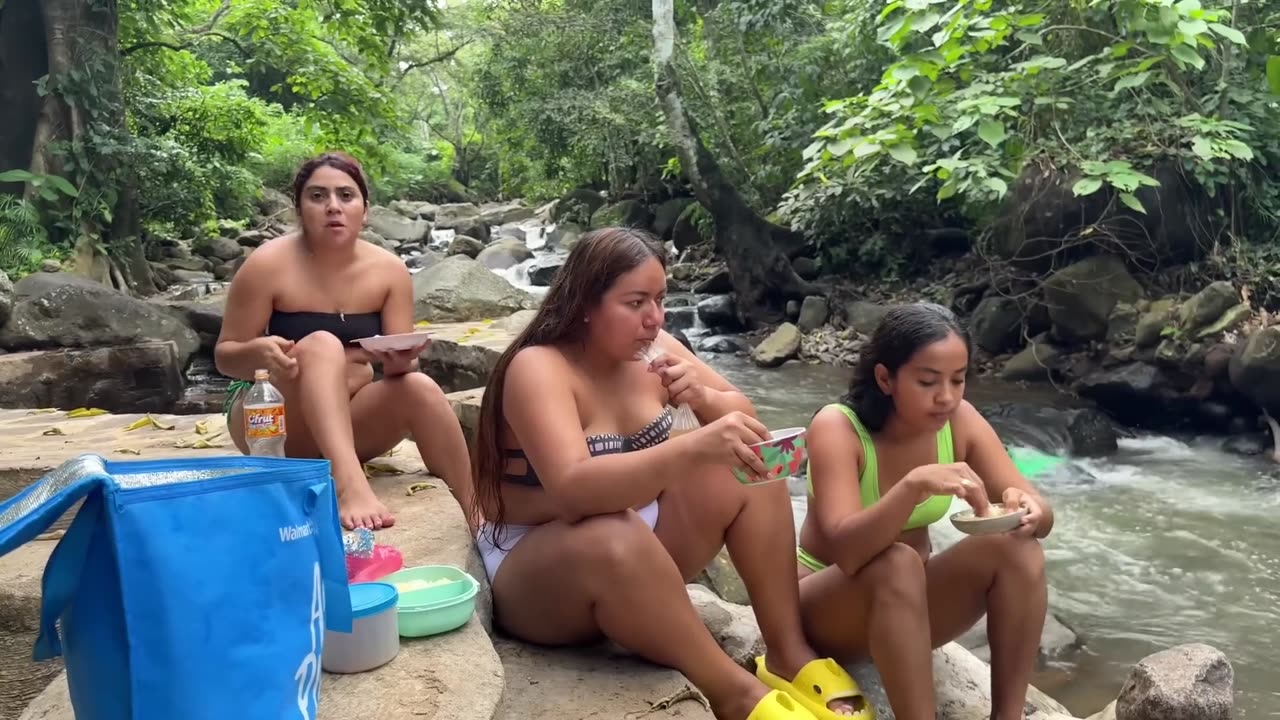 Almorzando ala orilla del río 🥰