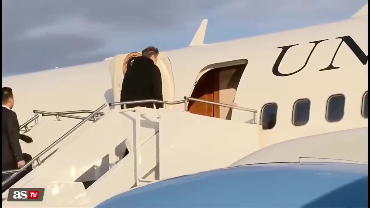 Musk tries to AVOID LOOKING at Karoline Levitt