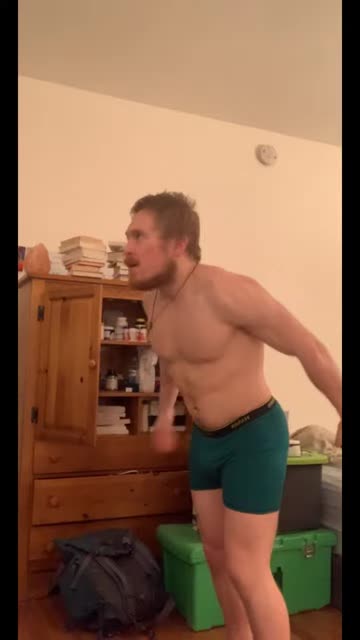 Figuring out life with kettlebells. If I’ve got abs it must work