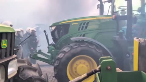 Nie przestępcy. Rolnicy 🌾 Ci, którzy karmią Europę. Walczą o europejskie bezpieczeństwo żywnościowe 🛡️ Tak wygląda forsowanie umowy Mercosur. Taki jest styl Ursuli von der Leyen ⚠️