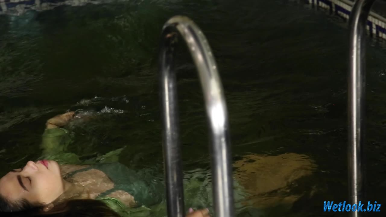Wetlook girl