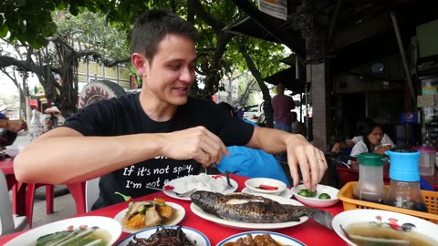 Philippines Street Food - AMAZING Filipino Food at Aling Sosing's Carinderia in Manila!