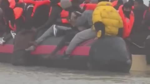 🚨🇫🇷 WATCH: PATRIOTS STOP ILLEGAL IMMIGRANTS ON FRENCH BEACHES