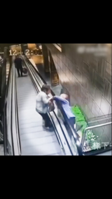 Día de compras casi terminan en tragedia por una cinta mecánica