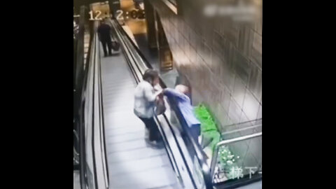 Día de compras casi terminan en tragedia por una cinta mecánica