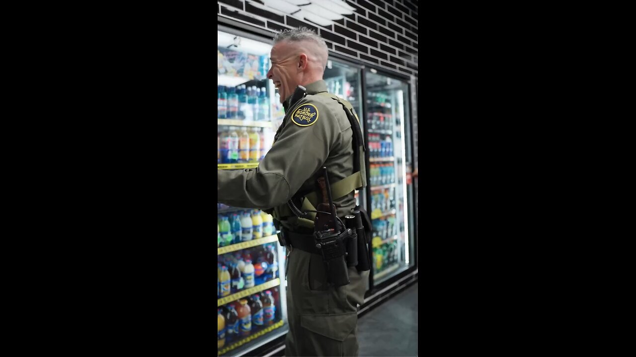 Citizen Free Press: "Locals in Chicago enjoy the presence of Border Patrol agent Greg Bovino."