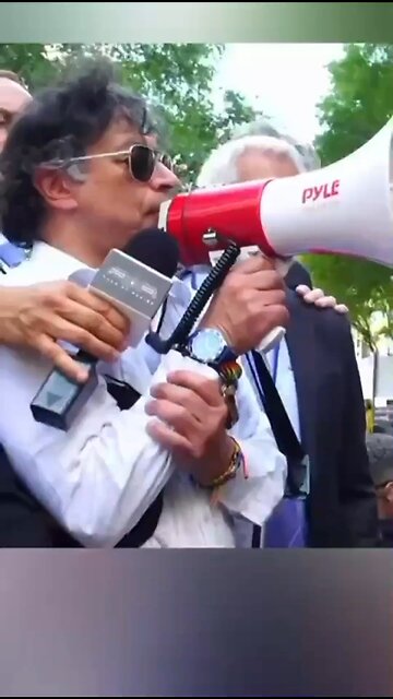 🇨🇴📞🇺🇸🪖 — Colombian President Gustavo Petro during a demonstration in