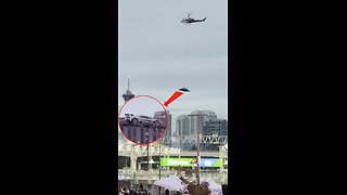 Compran por 20 millones de dólares un auto deportivo suspendido de helicóptero