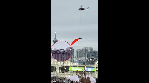 Compran por 20 millones de dólares un auto deportivo suspendido de helicóptero