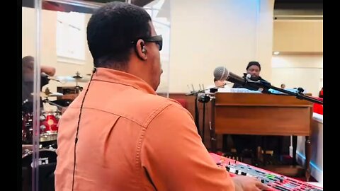 Jeremy Jeffers On keys 🎹 praise is what I do 🎶🎵🔥 blind keyboard player