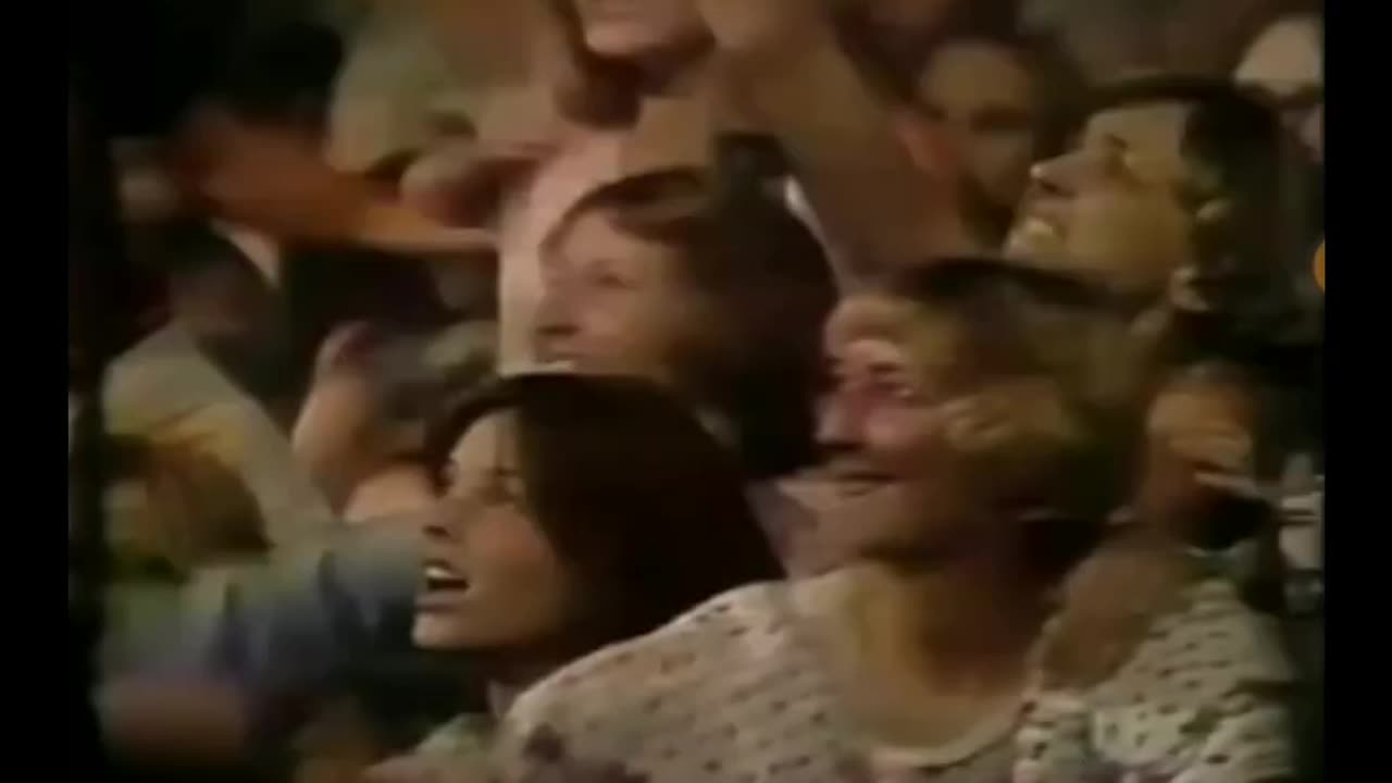Braking News A TIME TRAVELLER Spotted at Elvis Concert