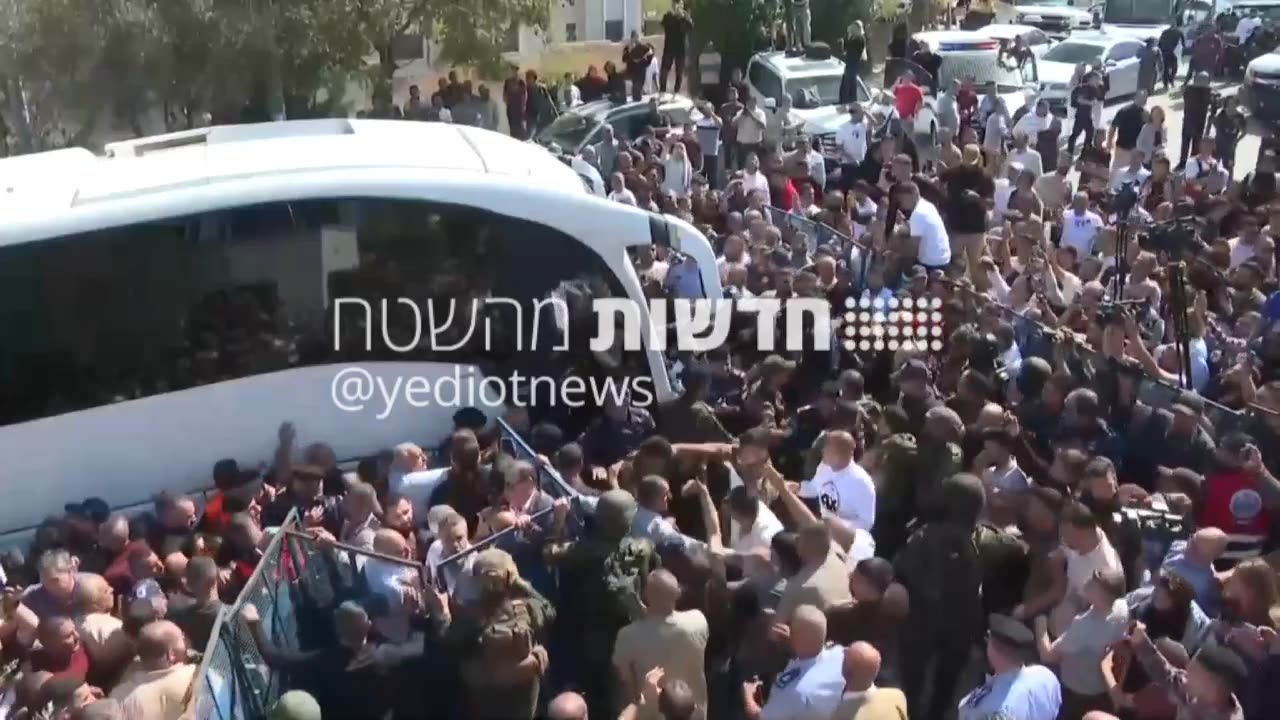 The prisoner bus arrives in Ramallah
