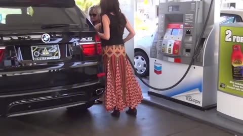 selena gomez asking a paparazzi to reverse her car for her