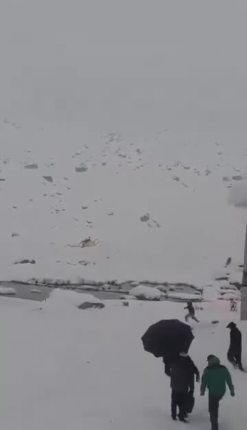 Shkoi për të shpëtuar disa alpinistë të bllokuar, rrëzohet helikopteri privat në rajonin e Everestit