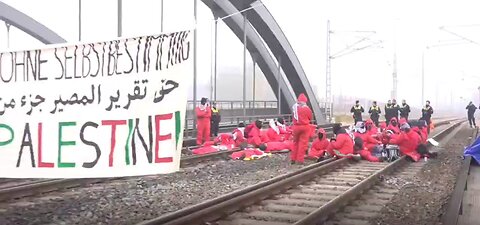 🇩🇪In Hamburg, Germany, approximately 50 civil disobedience activists