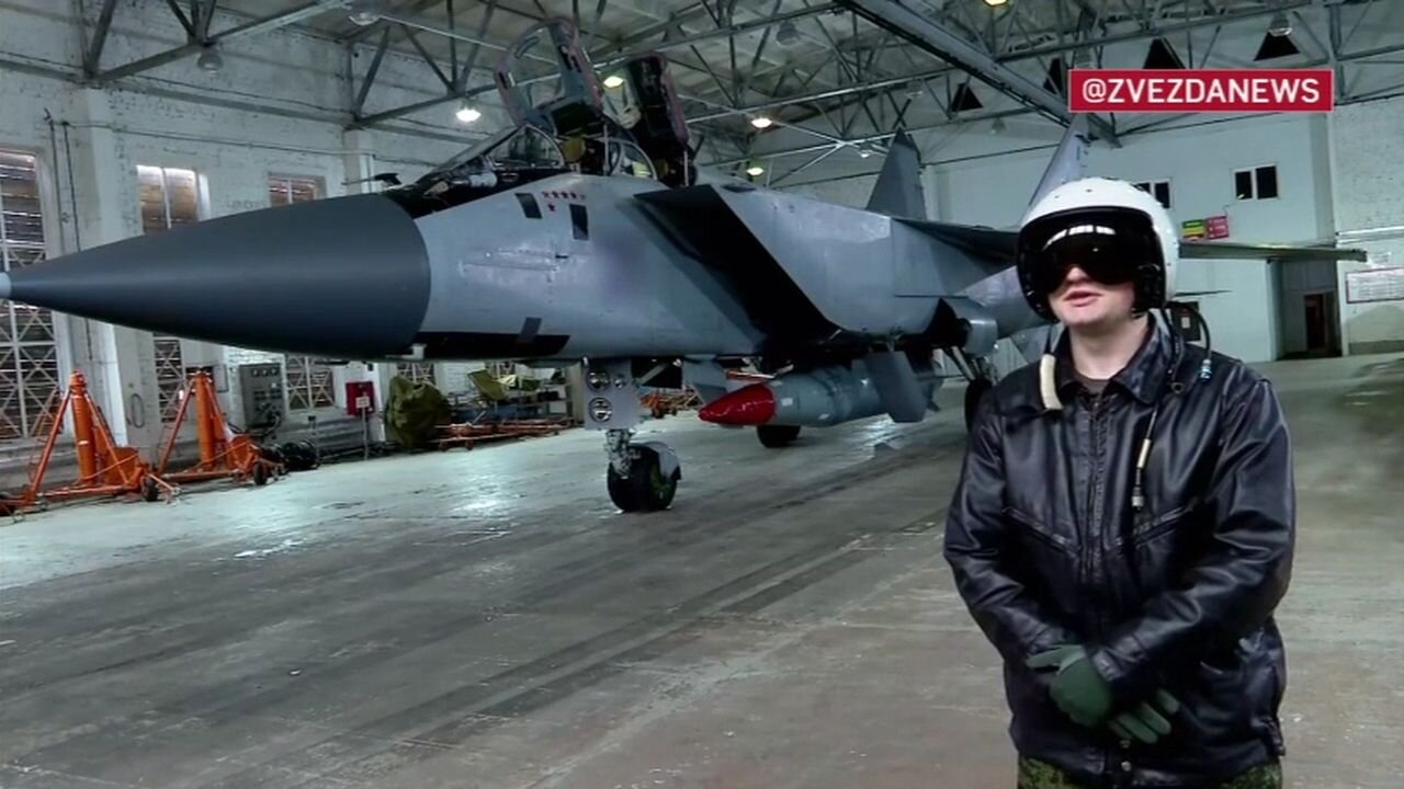 Agent MI-6 vystupující jako novinář chtěl za peníze vytahovat z ruského pilota informace!