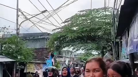 Resident chasing thieves