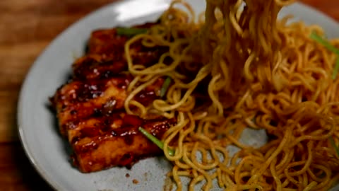 Sweet and spicy tofu recipe with garlic curry noodles