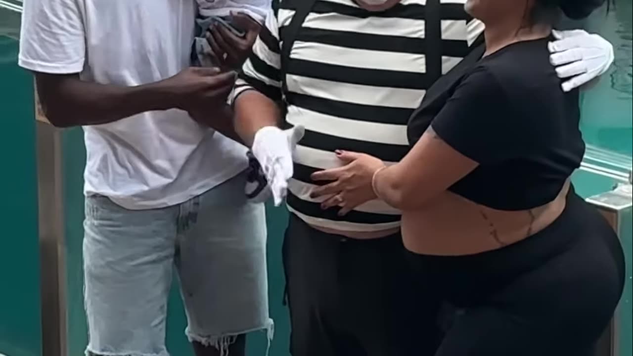 He wasn’t expecting this 💀🤣 Tom mime Seaworld