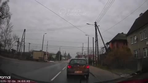 Nowa Wieś Wielka. Pociąg wjechał na przejazd kolejowy przy podniesionych