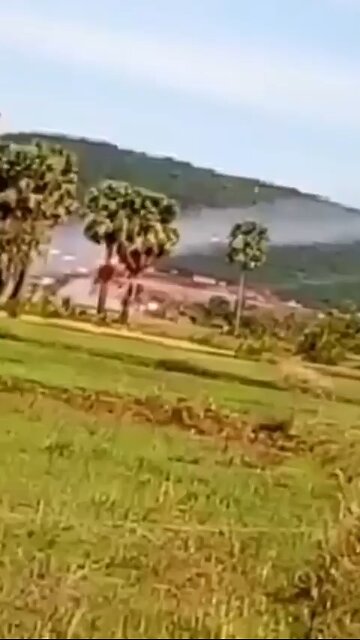 🇹🇭🇰🇭⚡️- Cambodian soldiers firing multiple BM-21 rocket launchers