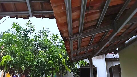 The sound of splashing raindrops soothes the heart