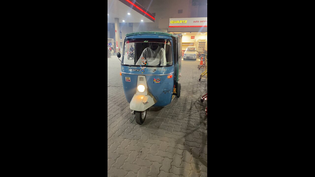 Vespacar rickshaw lev278