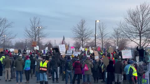 Thousands block ICE agents from entering the Minneapolis streets