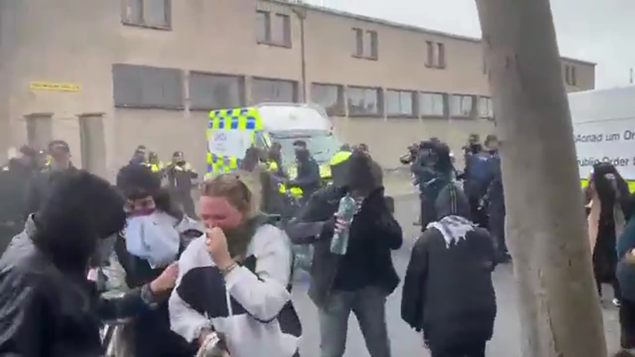 Police in Ireland fcked up Hamas supporters with batons