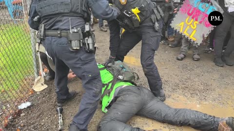 Breaking: Federal police officers tackle agitators into the mud,...