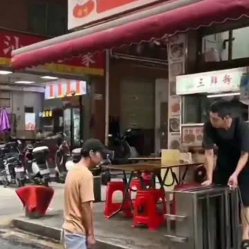 Ele foi colocado na lista negra do Sistema de Crédito Social. Está oficialmente proibido de trabalhar. Proibido de sobreviver.