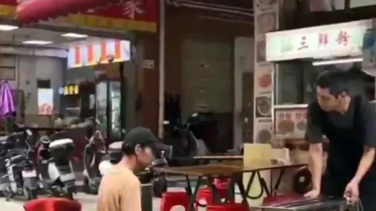 Ele foi colocado na lista negra do Sistema de Crédito Social. Está oficialmente proibido de trabalhar. Proibido de sobreviver.