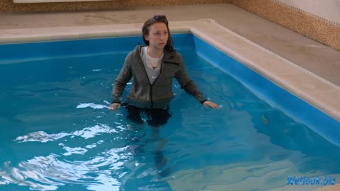 Wetlook girl plunge dressed in sporty cycling shorts