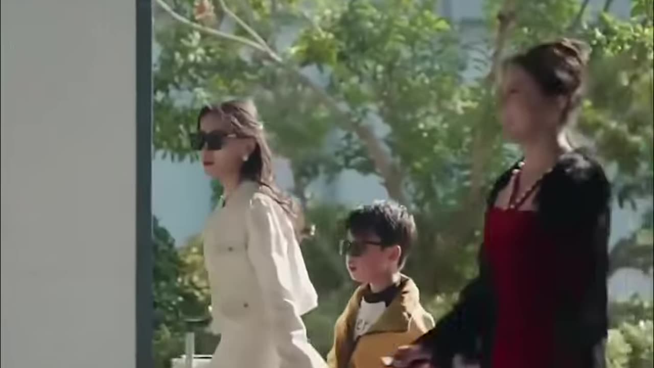Tổng tài đang định ly hôn với vợ, nào ngờ bị cô tặng cho đứa con và cái k
