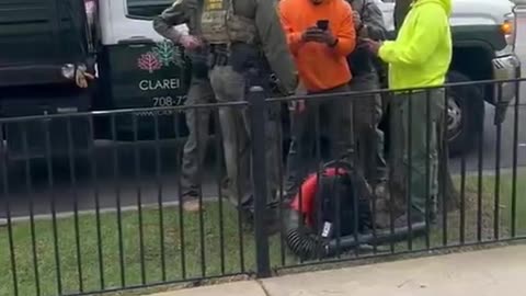 Federal agents detained two landscapers on W Catalpa Ave and N Sheridan Rd in Chicago.