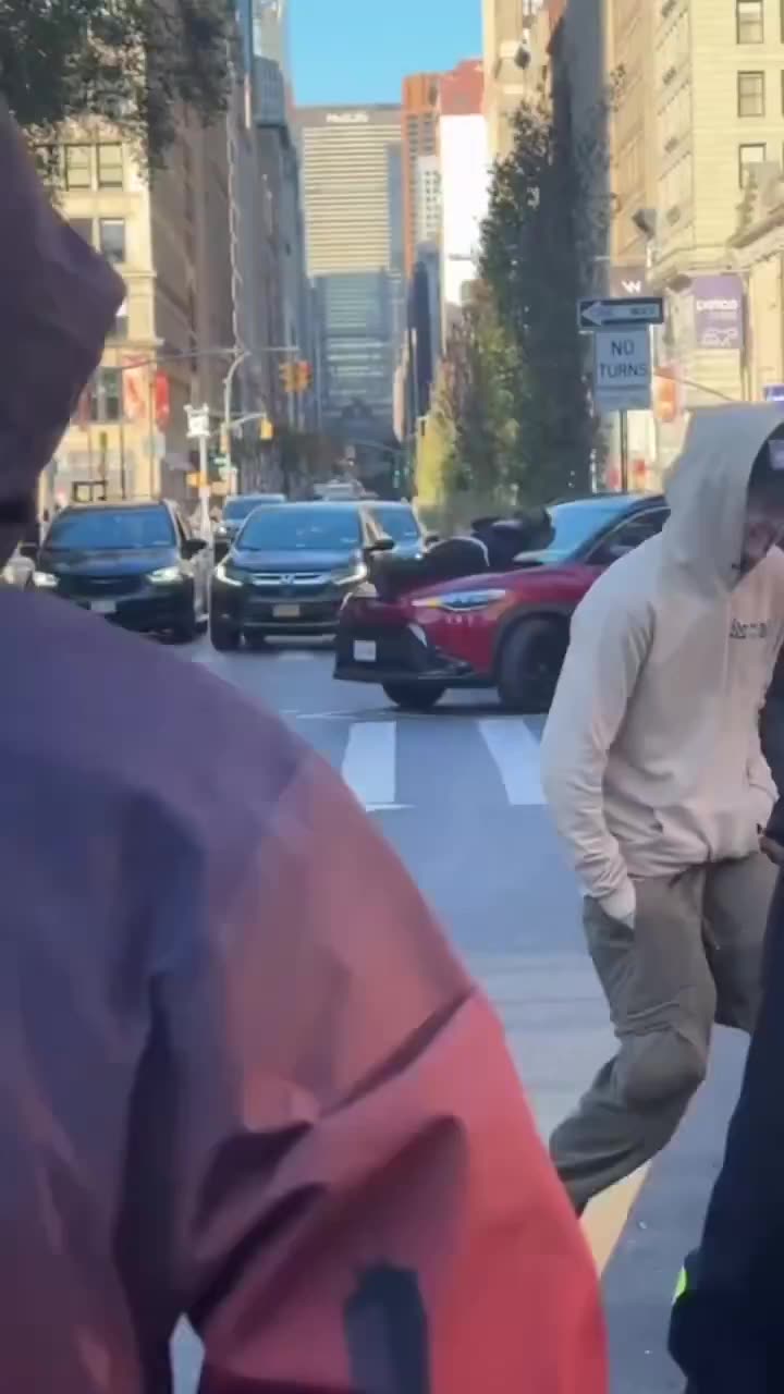 New Yorker delivers instant karma to a man robbing people and causing chaos in Union Square.