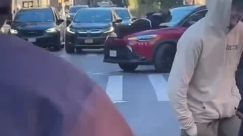 New Yorker delivers instant karma to a man robbing people and causing chaos in Union Square.