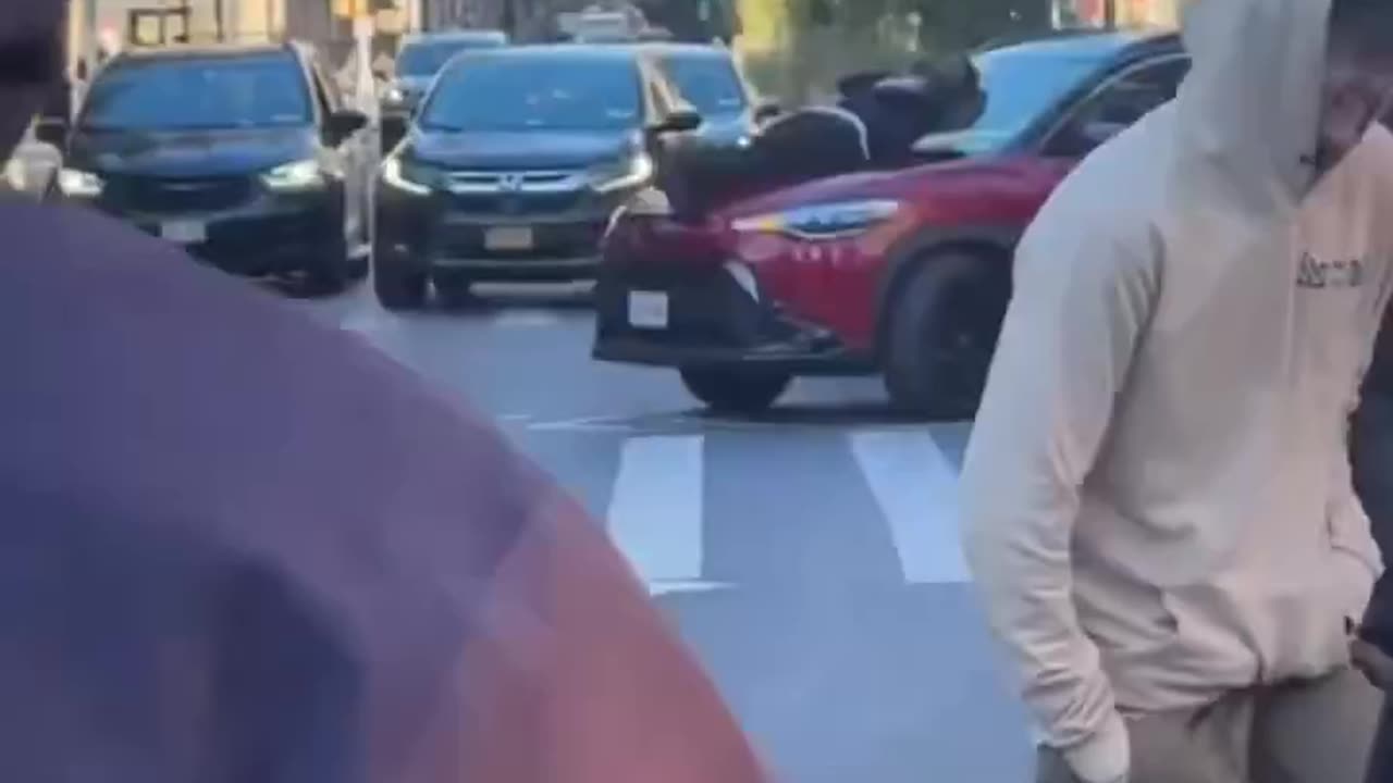 New Yorker delivers instant karma to a man robbing people and causing chaos in Union Square.