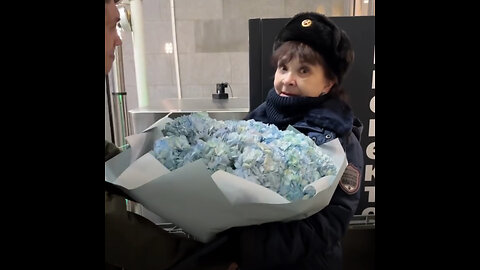 Una mujer recibe un regalo inesperado en el trabajo