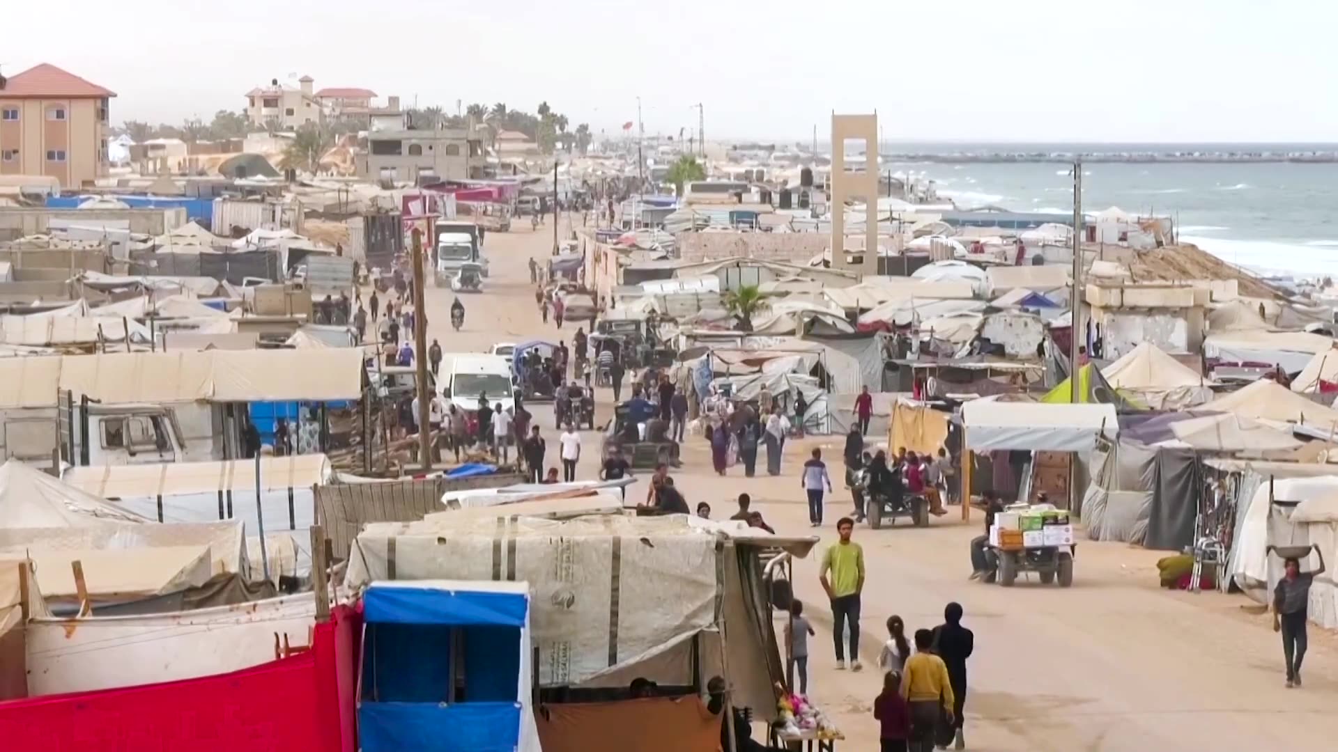 Smoke rises from Gazas Deir al-Balah as ceasefire deal agreed