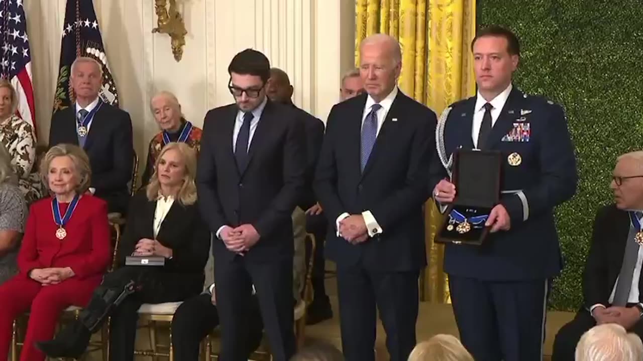 Biden presenta la medaglia della libertà ad Alex Soros